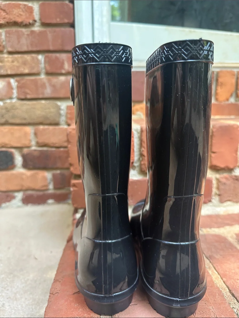UGG sleek glossy